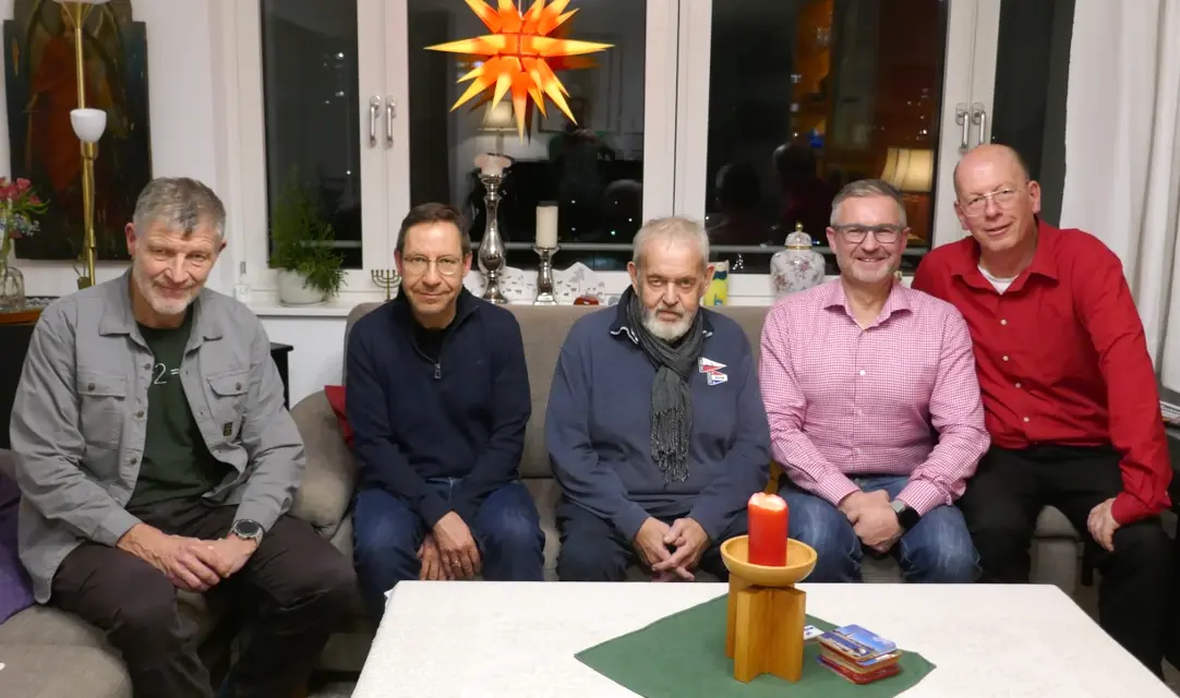 Sitzend von links nach rechts: Stefan Scholl (beratendes katholisches Mitglied im Vertrauensauschuss), Martin Beißwenger (Schatzmeister), Siegfried Geike, Alexander Jähring (Vorsitzender) und Pfarrer Fridtjof Amling (stv. Vorsitzender)